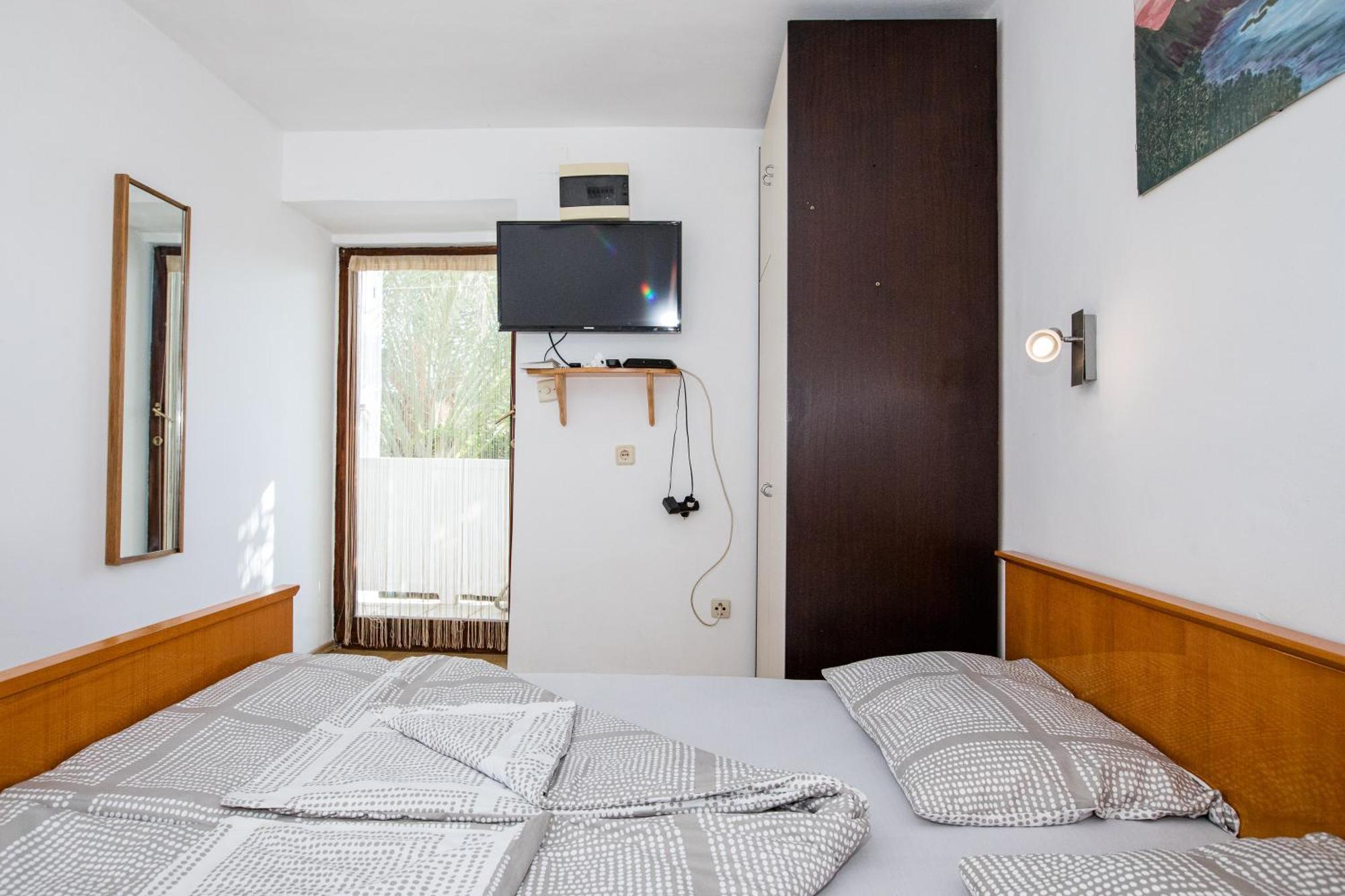 Jug Apartman *
