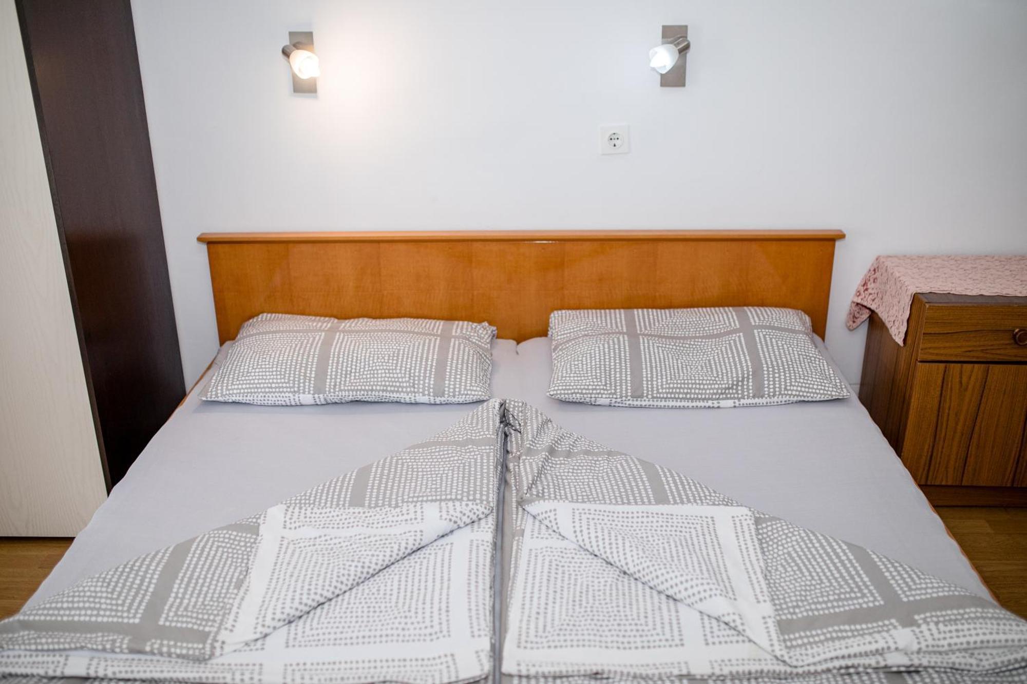 Jug Apartman Lopar