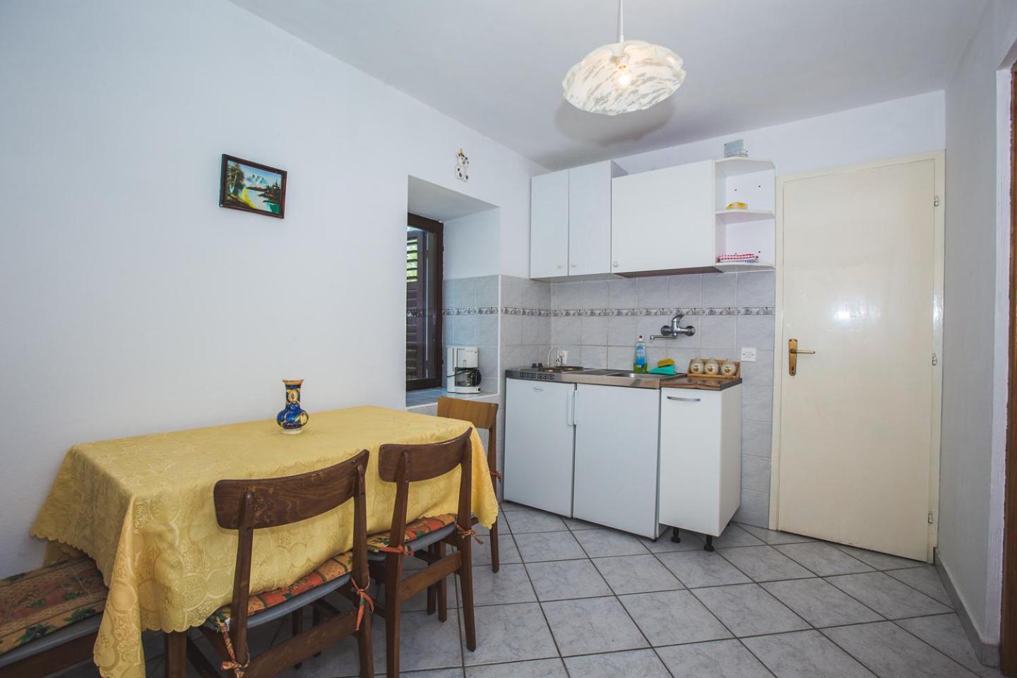 Jug Apartment *